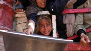 A young girl begs for food in Gaza, 7/26/2025 (AP) : r/pics