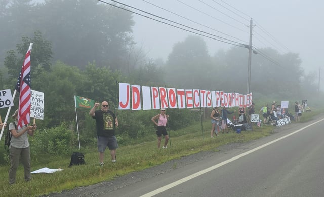 OC] Greeting JD Vance in Canton, Oh 7.28.25 : r/pics