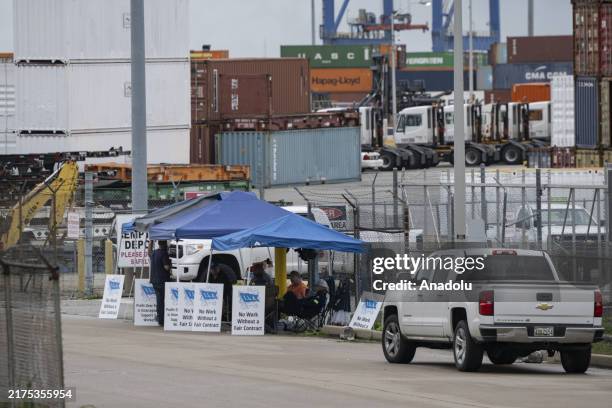 300 Hundreds Of Dockers Stock Photos, High-Res Pictures, and ...