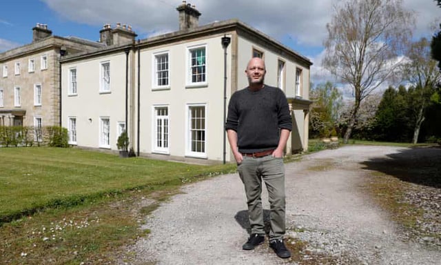 In 2017, a British man struggling to sell his £500k mansion came ...