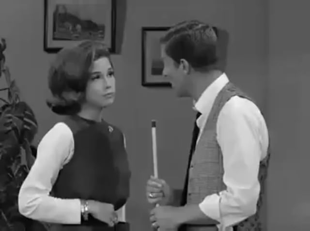 Mary Tyler Moore accidentally nails a trick shot in front of a ...