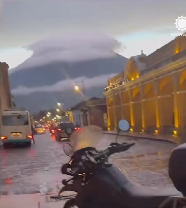 Spectacular and scary footage of upward lightning on Agua volcano ...