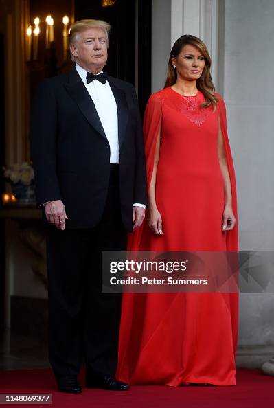 US President Donald Trump and First Lady Melania Trump pose ahead ...