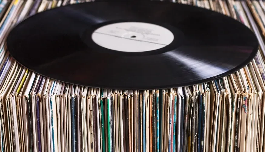 Country artist sues Cambridge company over AI music generator ...