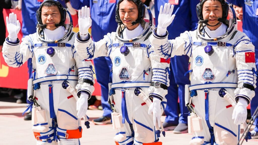 Send-off ceremony held for Chinese astronauts of Shenzhou-20 mission