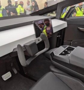 cybertruck-giga-texas-visit-3-560x600-1