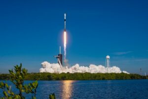 SpaceX gets FCC approval to launch 7,500 more Starlink satellites ...