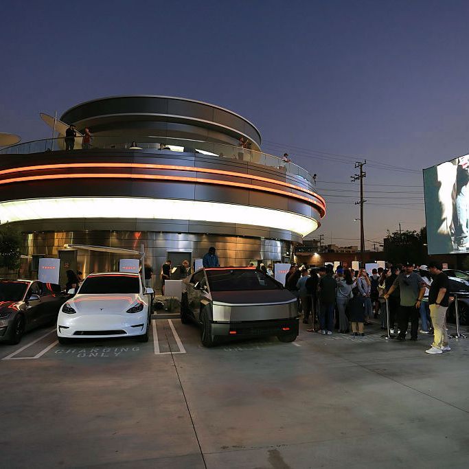 A $17 Hotdog and a Humanoid Robot Serving Popcorn: WIRED's Day at ...