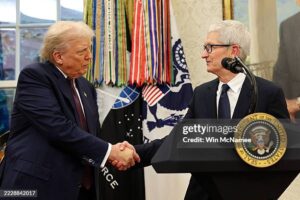 297 Tim Cook Donald Trump Photos & High Res Pictures - Getty Images